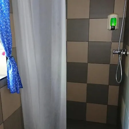 Julianna Nyaralo * تشوباك